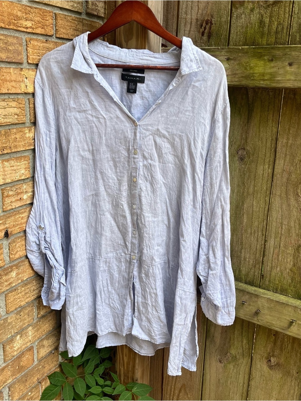 TAHARI Pale Blue 100% Linen Button-Up Top
